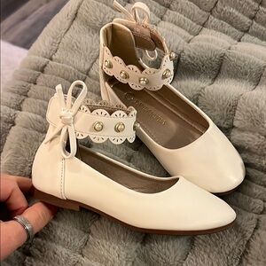 Elegant off white kids Shoes with Pearl Accents Size kids 10
